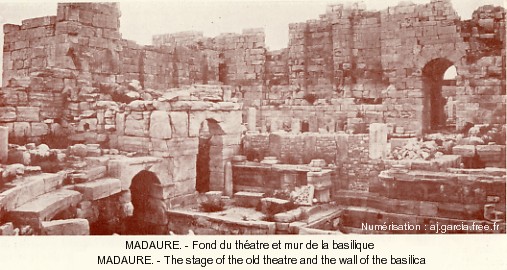 MADAURE. - Fond du thatre et mur de la basilique.