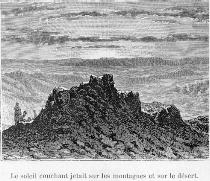 Le soleil couchant jetait sur les montagnes et sur le désert.