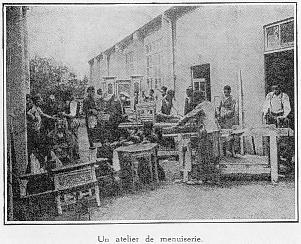 Un atelier de menuiserie.