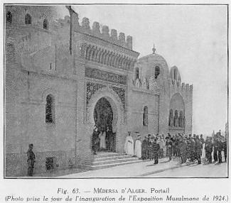 Fig. 63. - MDERSA D'ALGER. Portail (Photo prise le jour de l'inauguration de l'Exposition Musulmane de 1924.)