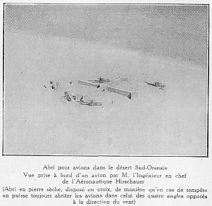 Abri pour avions dans le dsert Sud-Oranais Vue prise  bord d'un avion par M. l'Ingnieur en chef de l'Aronautique Hirschauer (Abri en pierre sche, dispos en croix, de manire qu'en cas de tempte on puisse toujours abriter les avions dans celui des quatre angles opposs  la direction du vent)