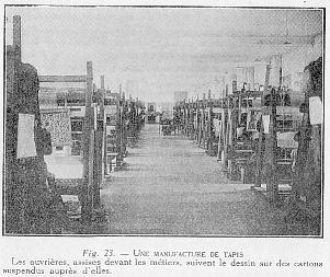Fig. 23. - UNE MANUFACTURE DE TAPIS - Les ouvrires, assises devant les mtiers, suivent le dessin sur des cartons suspendus auprs d'elles.