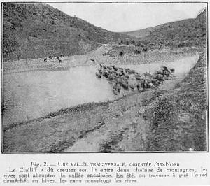 Fig. 2. - UNE VALLE TRANSVERSALE, ORIENTE SUD-NORD Le Chliff a d creuser son lit entre deux chanes de montagnes; les rives sont abruptes la valle encaisse. En t, on traverse  gu l'oued dessch: en hiver, les eaux couvriront les rives.